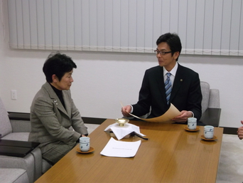 写真：小澤共子氏　文部科学大臣表彰受賞の報告の様子