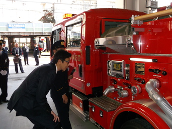 写真：第8分団消防ポンプ自動車新車配備式に参加する市長の様子