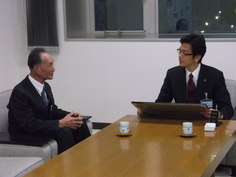 写真：遠藤勝雄氏　厚生労働大臣表彰受賞の報告の様子