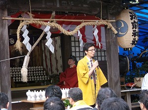 写真：湯前神社秋季例大祭に出席する市長の様子1