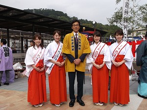 写真：湯前神社秋季例大祭に出席する市長の様子2
