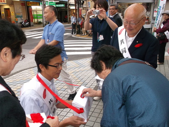 写真：「赤い羽根共同募金」街頭募金に参加する市長の様子