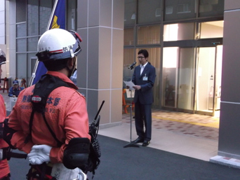 写真：緊急消防援助隊発隊式に出席する市長の様子