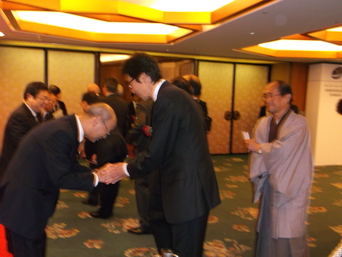 写真：東海道新幹線50周年記念パーティーに出席する市長の様子