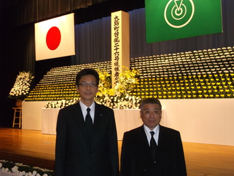 写真：大島台風26号土砂災害追悼式に出席する市長の様子