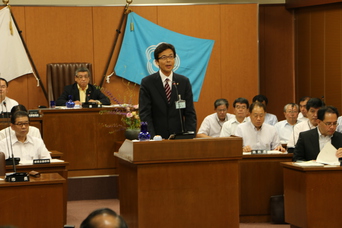 写真：熱海市議会9月定例会で所信表明を述べる市長の様子