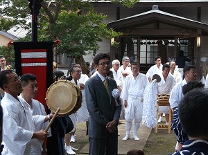 写真：阿治古神社例大祭に参加する市長の様子1