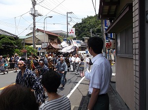 写真：阿治古神社例大祭に参加する市長の様子2