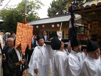 写真：初木神社例大祭に参列する市長の様子