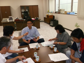 写真：FM熱海湯河原　市長本音トーク収録に参加する市長の様子