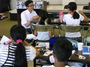 写真：公民館寺子屋（網代）を訪問する市長の様子