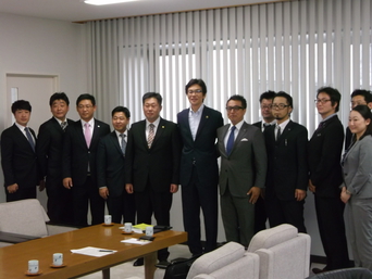 写真：韓国・西帰浦JCの訪問を受ける市長の様子
