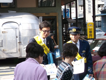 写真：「消費者月間」街頭キャンペーンに参加する市長の様子