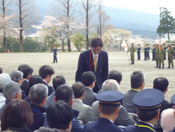 写真：駒門駐屯地記念式典に出席する市長の様子