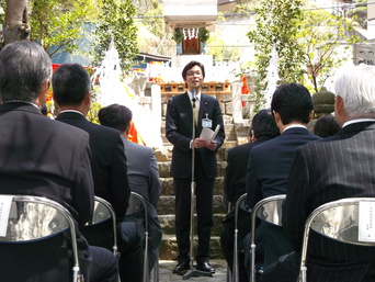 写真：明水神社春季例大祭に出席する市長の様子