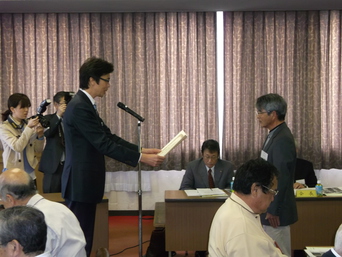 写真：町内会長連合会4月定例会に出席する市長の様子