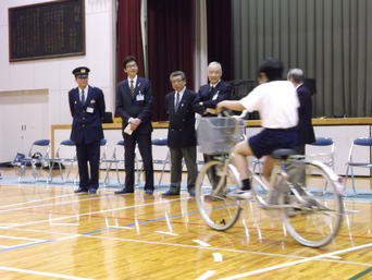 写真：交通安全子ども自転車県大会出場選手の激励を行う市長の様子