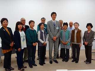 平成28年度のまち歩きガイド養成講座の終了式を行う市長の写真