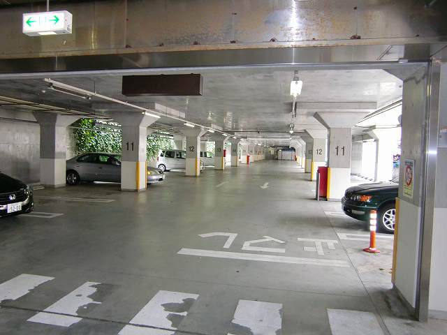 写真：地下駐車場