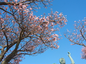 釜鳴屋平七像両脇1