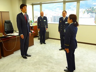 写真：申告を受ける市長