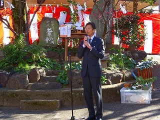 写真：筆塚祭に参加する市長