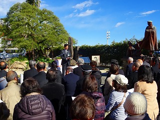 第75回「尾崎紅葉祭」に出席する市長の写真