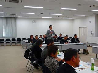 写真：熱海市国民健康保険運営協議会に参加する市長