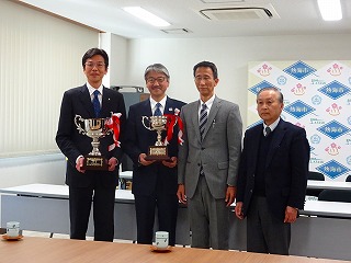 写真：ライオンズクラブから優勝カップをいただく市長