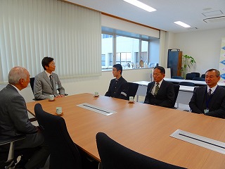 写真：鈴木芽吹くんの表敬訪問を受ける市長