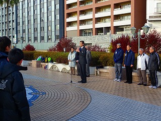 写真：駅伝競走大会で挨拶をする市長