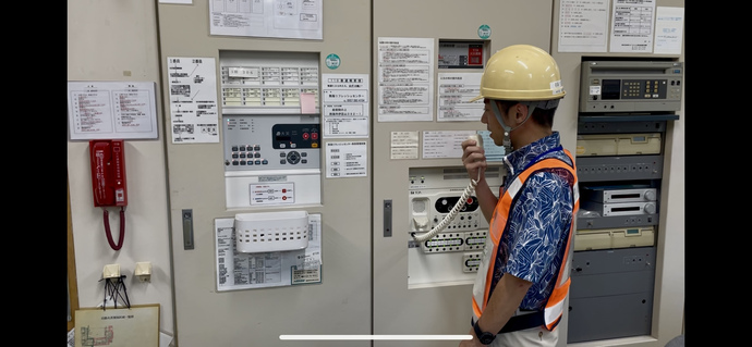 非常放送で館内にいるお客様に避難指示するところ