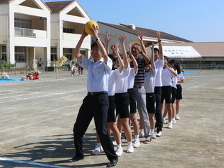 写真　下多賀町内会体育祭　メデシンボール