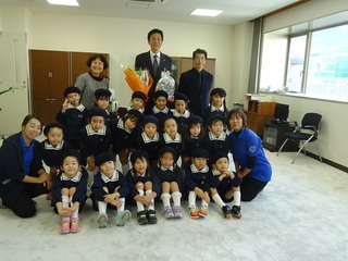 写真　富士保育園園児 勤労感謝の日訪問