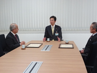 写真　熱海市自主防災会連合会副会長鈴木泰司氏　理事 當摩達夫氏知事褒賞受賞報告