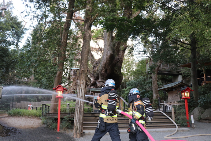 傷病者を火災現場から避難誘導の様子