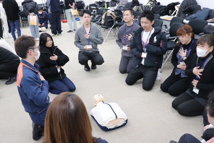 呼吸を確認している様子