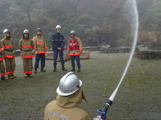 写真　消防防火訓練視察　放水