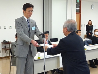 写真　国民健康保険運営協議会　答申