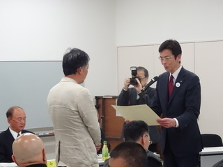 写真　熱海市町内会長連合会4月定例会　感謝状贈呈