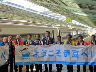 写真　下田駅　伊豆クレイル入線お出迎え