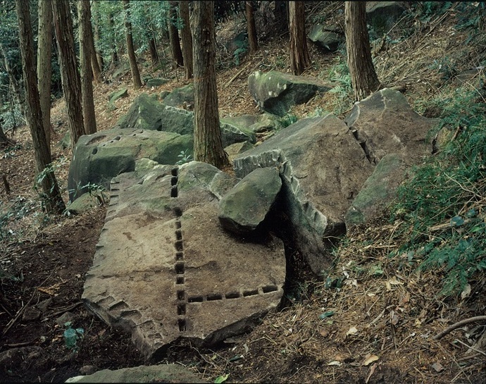 中張窪石丁場跡の採石跡の写真