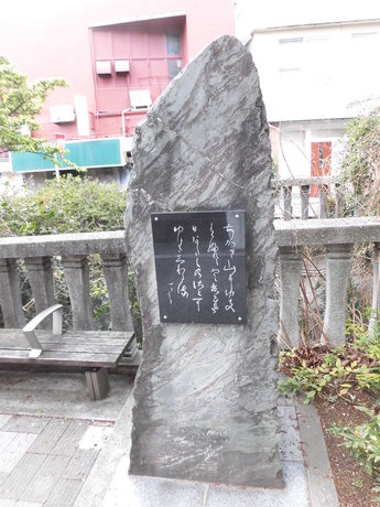 糸川沿いの逍遙歌碑の画像