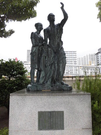 釜鳴屋平七像の画像