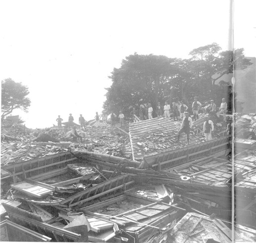 関東大震災で倒壊した家屋の画像