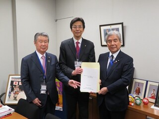 写真　竹部議長、齊藤市長、中曽根議員