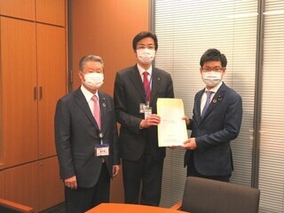 写真　竹部議長・齊藤市長・勝俣議員