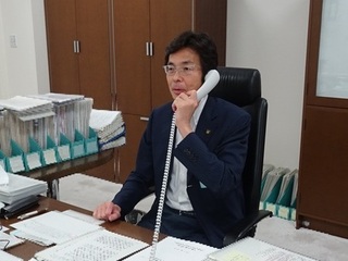 写真　市長が電話で説明