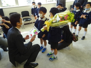 写真　市長への花束贈呈の様子