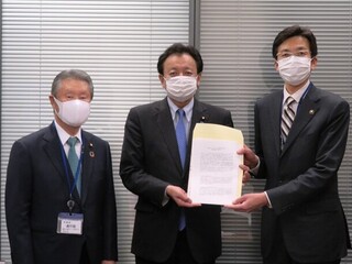 写真　全国温泉振興議員連盟副会長の渡辺周・衆議院議員に要請